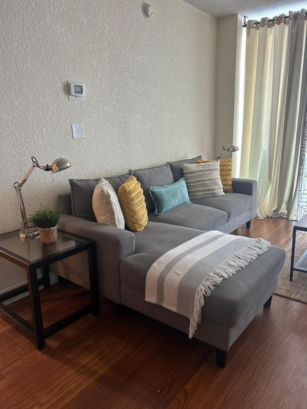 Lovely 2-bedroom Vacation Home, Ocean View Apartment Hollywood